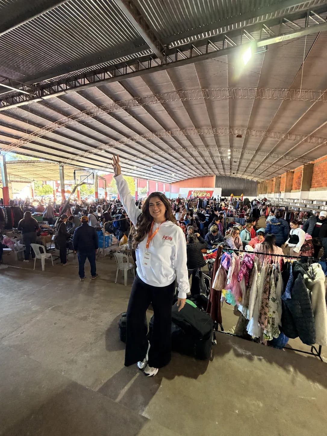 Feria Emi Aranda: pasillos llenos de compradores y puestos de ropa